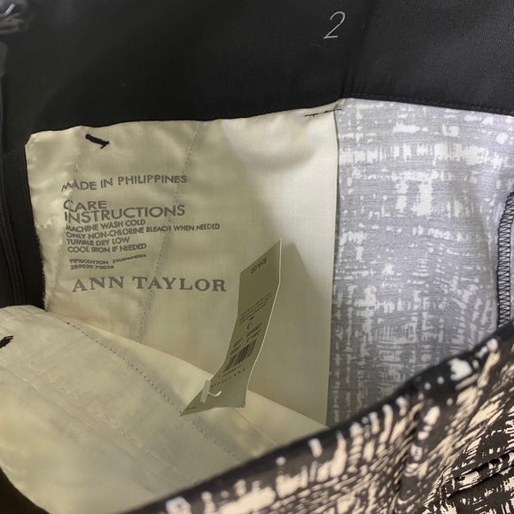 ANN TAYLOR BLACK AND WHITE GRAFFITI PRINT SHORT - Picture 5 of 6